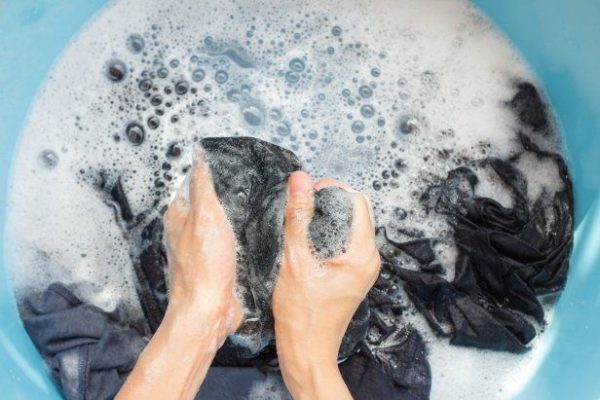 Giặt quần áo bằng tay để giảm mức độ phai màu