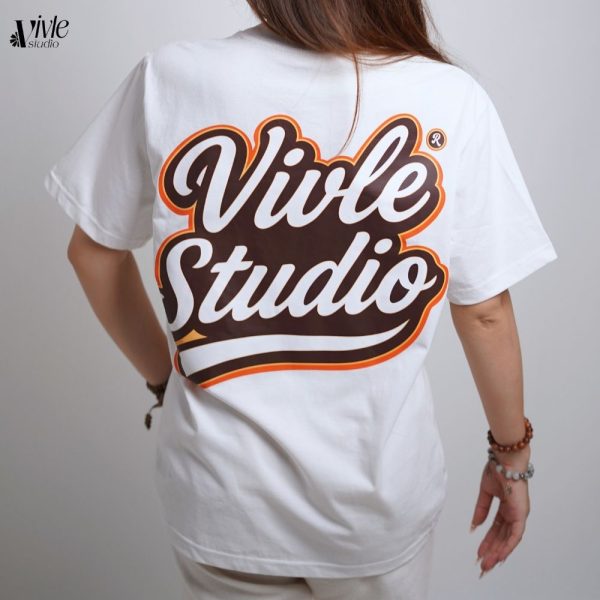 Mặt sau áo In chữ VIVLE STUDIO