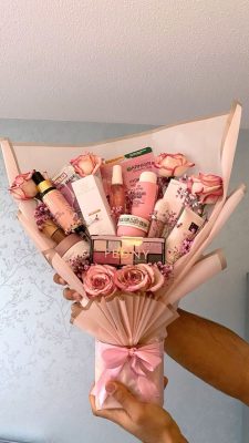 Tặng hoa mỹ phẩm cho bạn thân nữ