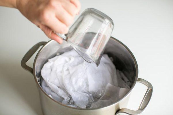 Cách giặt quần áo mới mua không bị phai màu-Ngâm quần áo với giấm