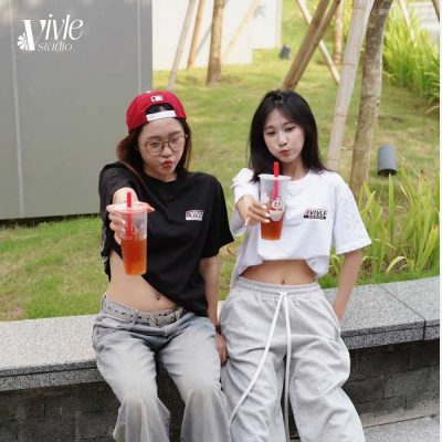 Tạo dáng chụp ảnh 2 người nữ-Cùng tương tác với camera