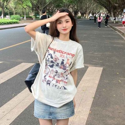 Phối đồ đi chơi mùa hè cho nữ-Áo phông với chân váy ngắn