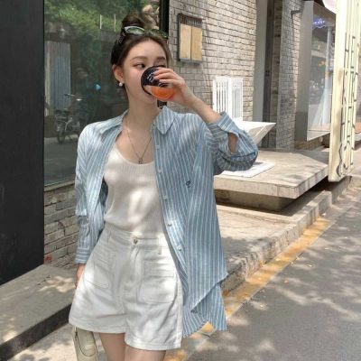 Phối đồ đi chơi mùa hè cho nữ-Mix áo sơ mi với áo ba lỗ và quần shorts