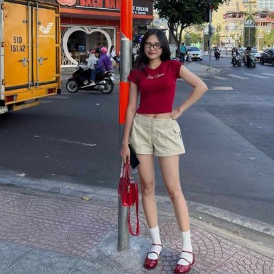 Phối đồ đi chơi mùa hè cho nữ-Áo croptop với quần shorts